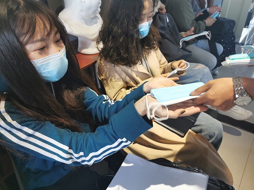 疫情防控不松懈 学院领导送真情ㅣ云南经济管理学院艺术与传媒学院免费为教师们发放口罩 第 1 张