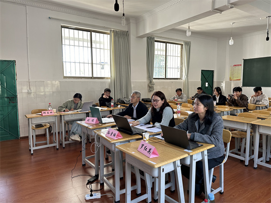 曲靖马龙通泉中学答辩组现场照片1.jpg 曲靖马龙通泉中学答辩组现场照片1.jpg