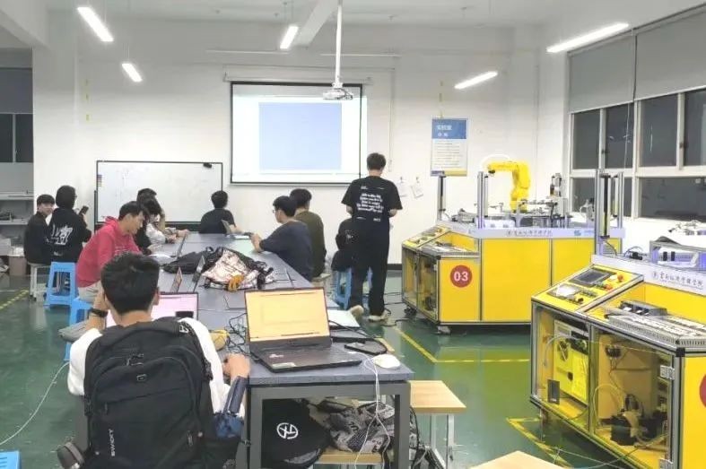 云经管学子登上《人民日报》!还成功上岸省考公务员! 第 7 张 云经管学子登上《人民日报》!还成功上岸省考公务员! 第 7 张