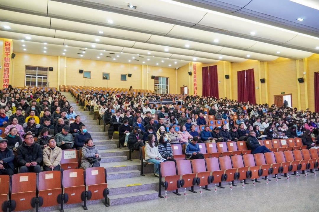 助力教育数字化转型!云经管举办“DeepSeek大模型技术简介与创新应用”专题讲座 第 2 张 助力教育数字化转型!云经管举办“DeepSeek大模型技术简介与创新应用”专题讲座 第 2 张