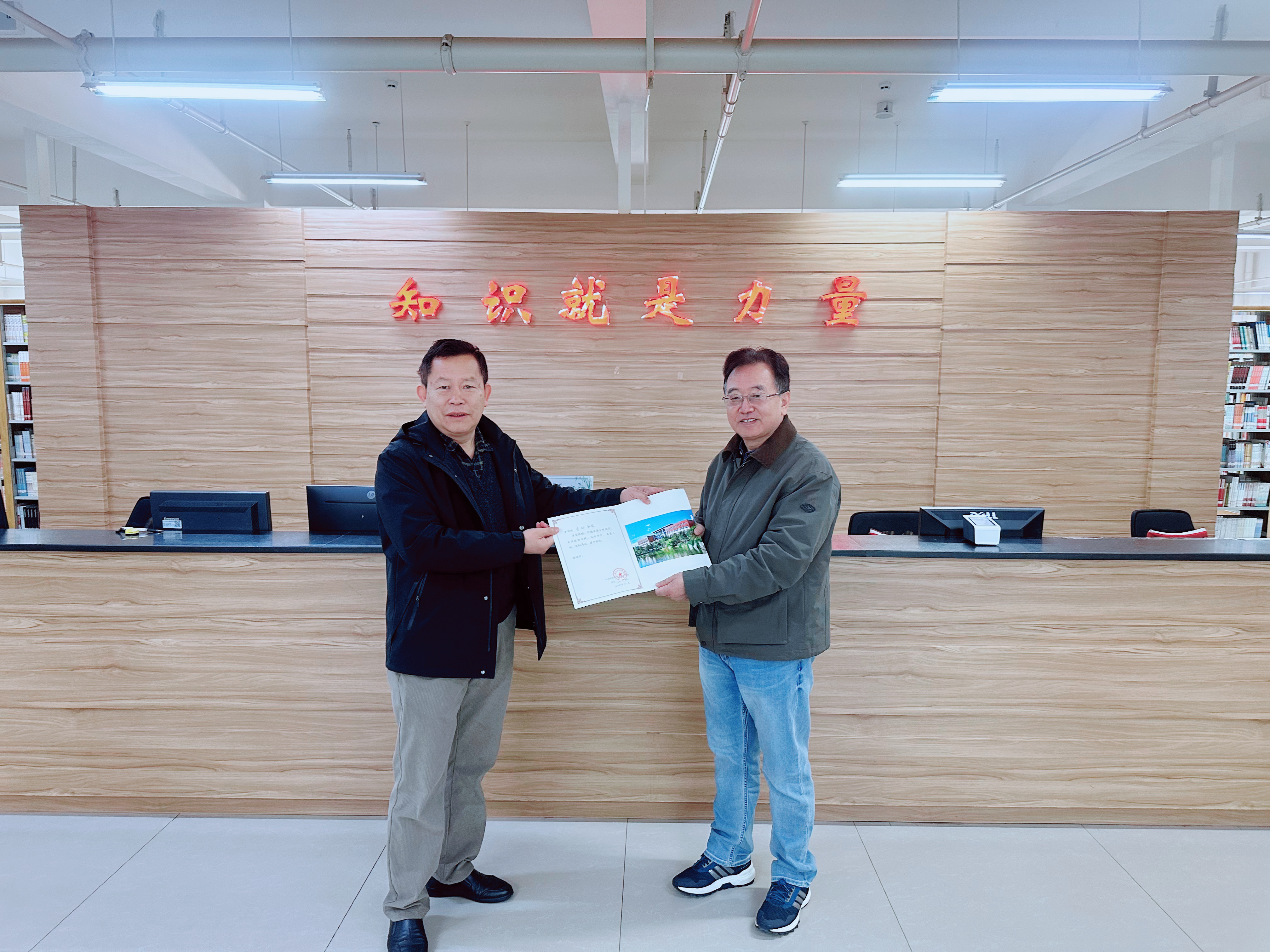 李铭副校长向图书馆捐赠一批精品书籍 第 2 张